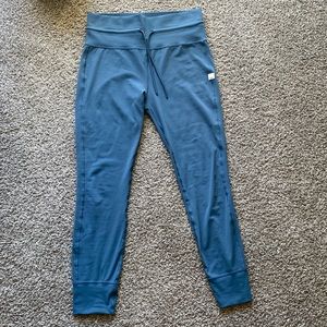 Vuori daily leggings. NWOT. Size large.